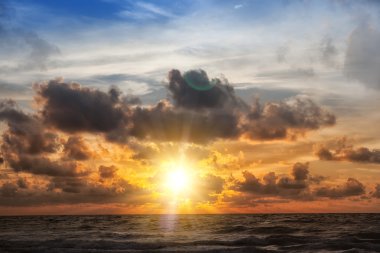 Denizde gün doğumu