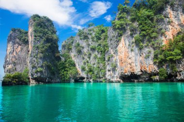 Cliff ve berrak Denizi Phi Phi Leh