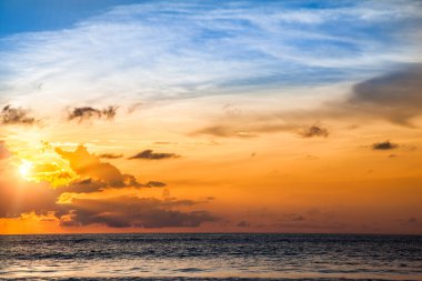 Güzel turuncu güneşin doğuşunu