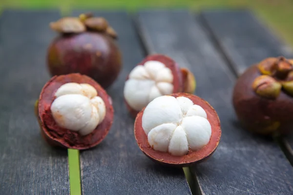 Mangostões em uma mesa de madeira — Fotografia de Stock