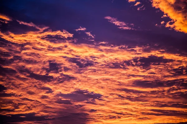 Feurig orangefarbener Abendhimmel — Stockfoto