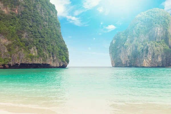 Klippe und das klare Meer phi-phi leh — Stockfoto