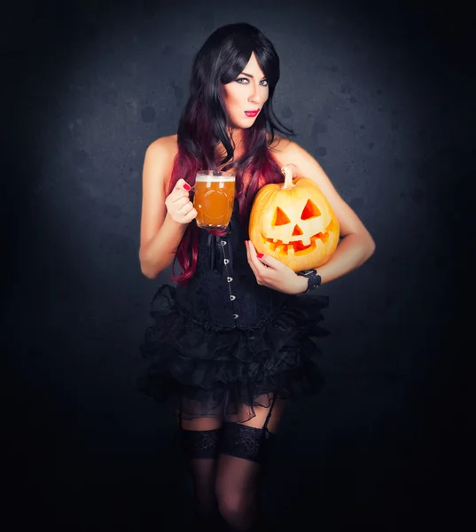 Hermosa bruja en traje de Halloween gótico negro — Foto de Stock