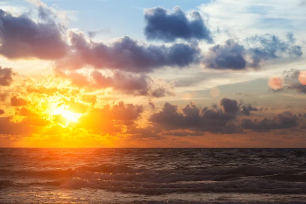 Sonnenaufgang im Meer — Stockfoto