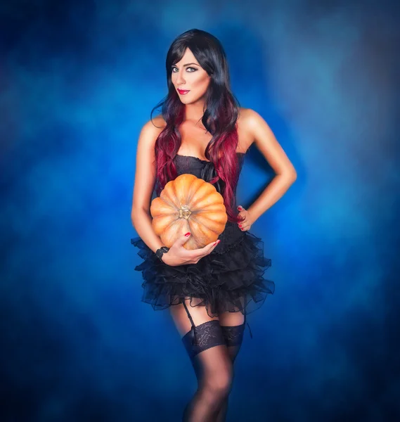 Piękna czarownica w czarny gotyk kostium na Halloween — Zdjęcie stockowe