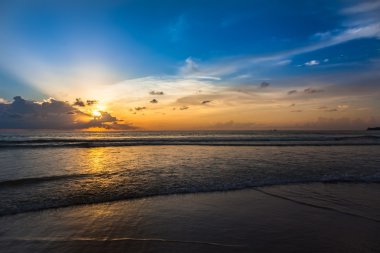 Güzel turuncu güneşin doğuşunu