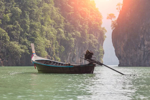 Langes Boot auf wunderschöner Insel — Stockfoto