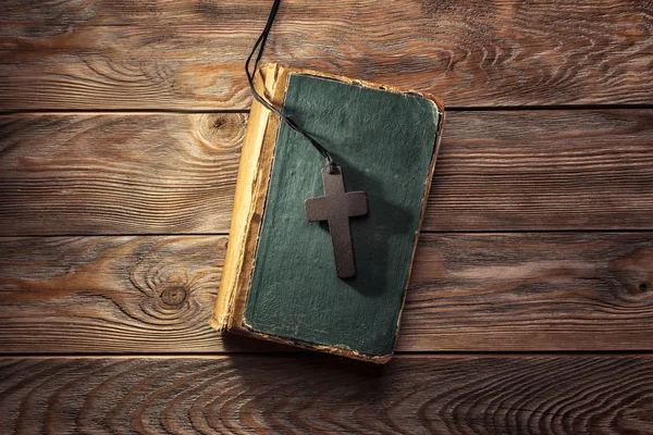 Cruz cristiana en la Biblia —  Fotos de Stock