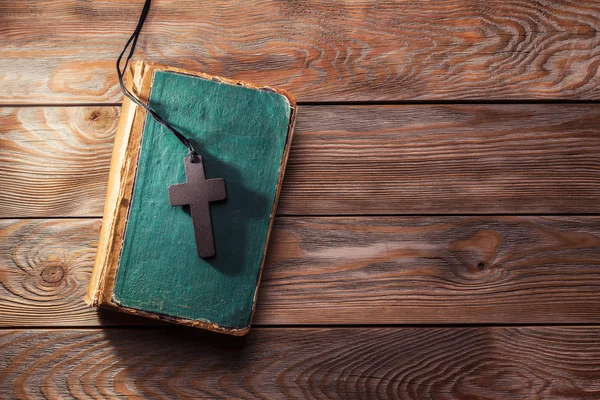 Christian cross on bible — Stock Photo, Image