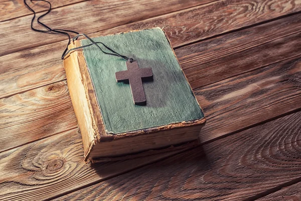 Christliches Kreuz auf der Bibel — Stockfoto