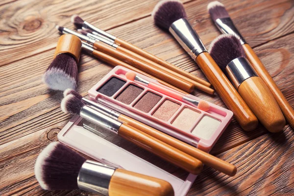 Brushes with cosmetics scattered chaotically — Stock Photo, Image