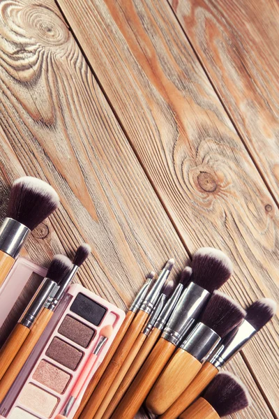 Borstar med kosmetika utspridda kaotiskt — Stockfoto
