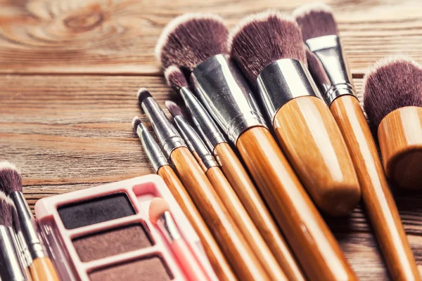 Brushes with cosmetics scattered chaotically — Stock Photo, Image