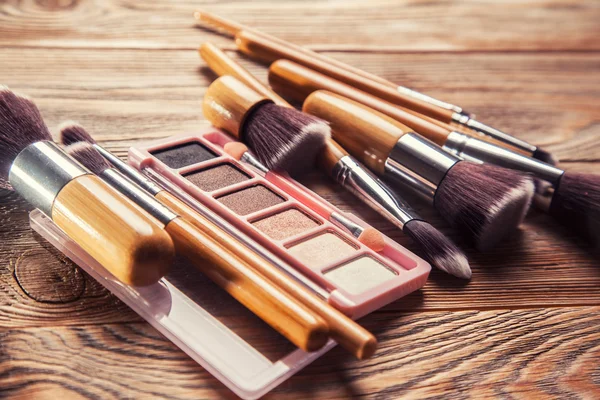 Brushes with cosmetics scattered chaotically — Stock Photo, Image