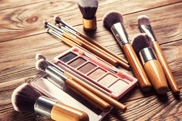 Brushes with cosmetics scattered chaotically — Stock Photo, Image