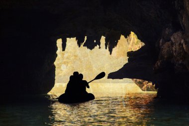 Bir aile bir teknede silüeti