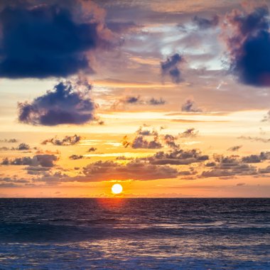 Denizde gün doğumu