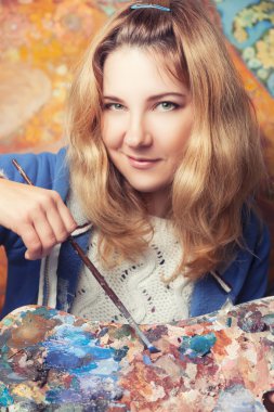 İşyerinde kadın sanatçı