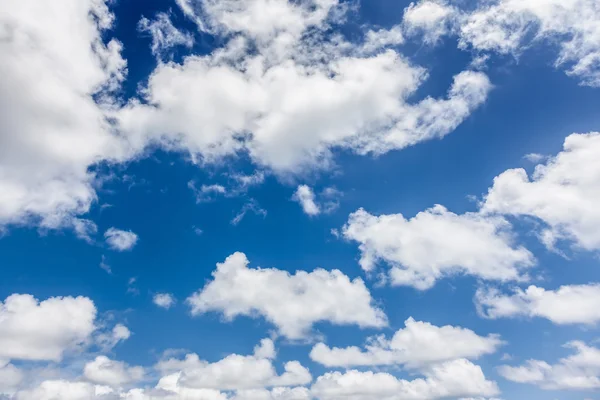 Ciel bleu avec nuages — Photo