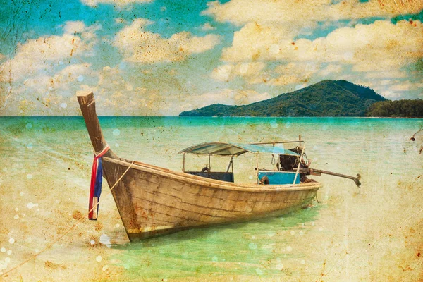 長いボートと熱帯のビーチ — ストック写真