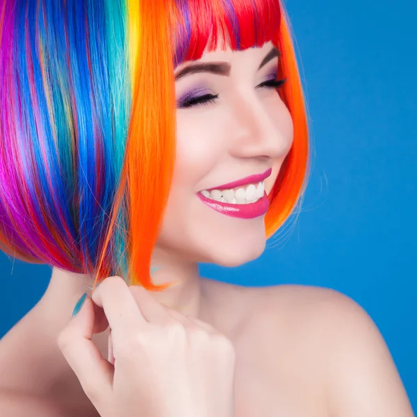 Mulher em peruca colorida — Fotografia de Stock