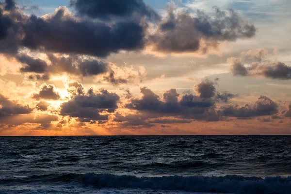 Lever de soleil dans la mer — Photo