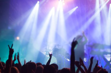 İnsanlar ve müzisyenler siluetleri