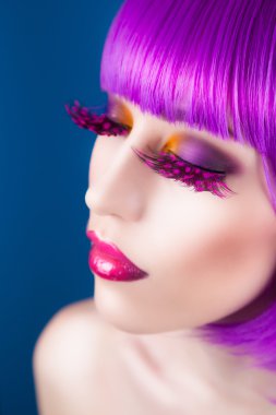 güzel kadın giyiyor renkli peruk