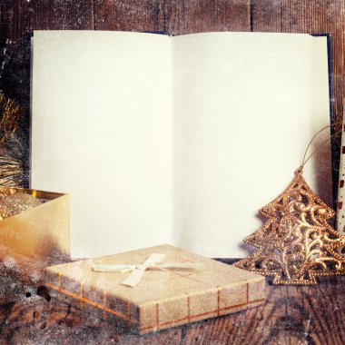 Noel dekorasyonu ile açık kitap