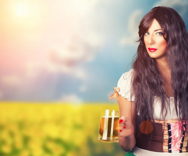 年轻性感的啤酒女郎 — 图库照片