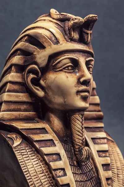 Каменная маска фараона Тутанхамона — стоковое фото
