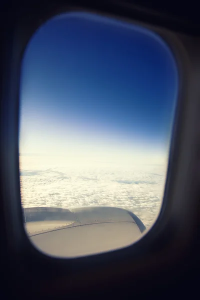 Wing of the plane on blue sky — Stock Photo, Image