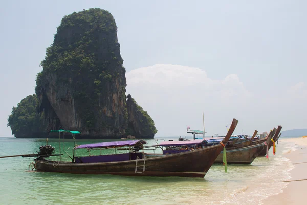 Lange Boote auf wunderschöner Insel — Stockfoto