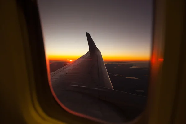푸른 하늘에 비행기의 날개 — 스톡 사진