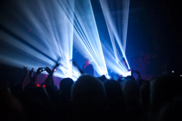 Silhouette di persone e musicisti — Foto Stock