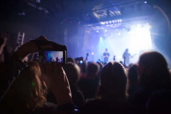 Silhouette di persone e musicisti — Foto Stock