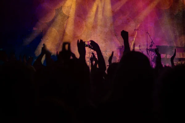 Silhouettes of people and musicians — Stock Photo, Image