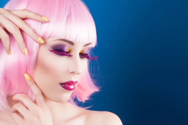Piękna kobieta sobie kolorowe peruki — Zdjęcie stockowe