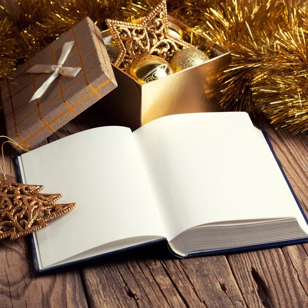 Nyissa meg a könyvet a karácsonyi dekoráció — Stock Fotó