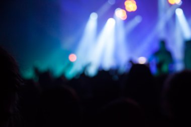 İnsanlar ve müzisyenler siluetleri