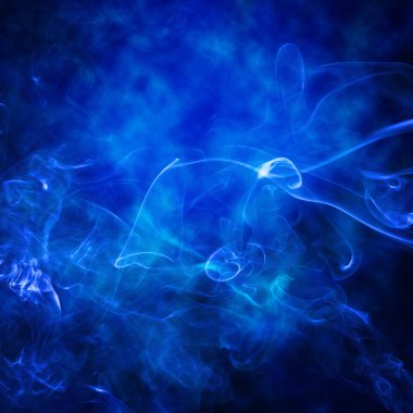 mavi arka plan üzerinde duman