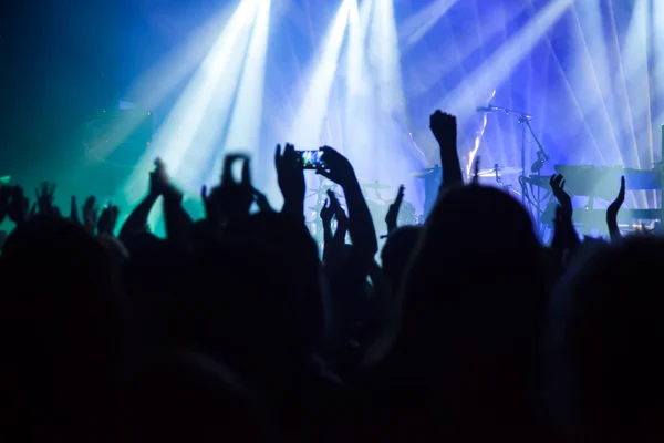 Siluetas de personas y músicos — Foto de Stock