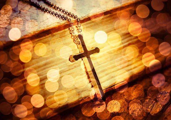 성경에 기독교 십자가 — 스톡 사진