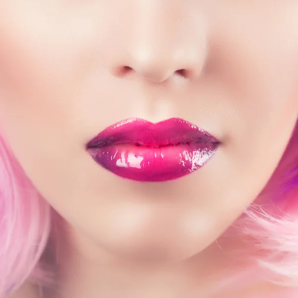 Labios femeninos brillantes rosados — Foto de Stock