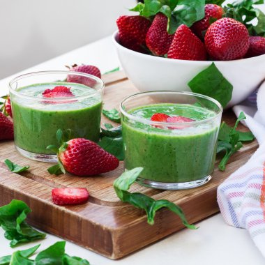 Yeşil ıspanak smoothie çilek ile