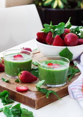 Yeşil ıspanak smoothie çilek ile