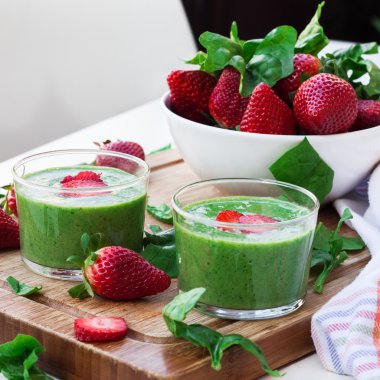Yeşil ıspanak smoothie çilek ile