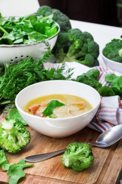 Organik taze sebze ve bahar çorbası