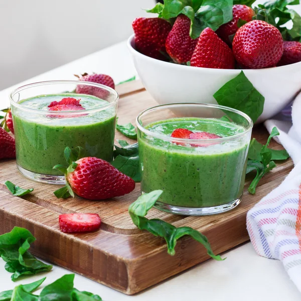 Yeşil ıspanak smoothie çilek ile
