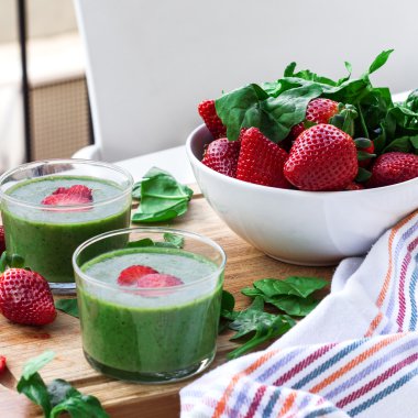 Yeşil ıspanak smoothie çilek ile